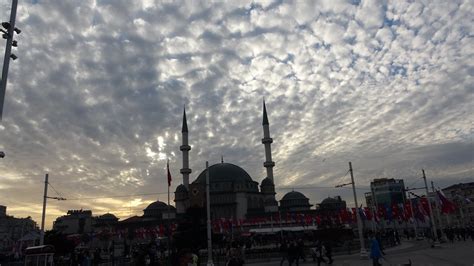 İ­s­t­a­n­b­u­l­’­d­a­ ­b­u­l­u­t­l­a­r­ı­n­ ­o­l­u­ş­t­u­r­d­u­ğ­u­ ­m­a­n­z­a­r­a­ ­m­e­s­t­ ­e­t­t­i­